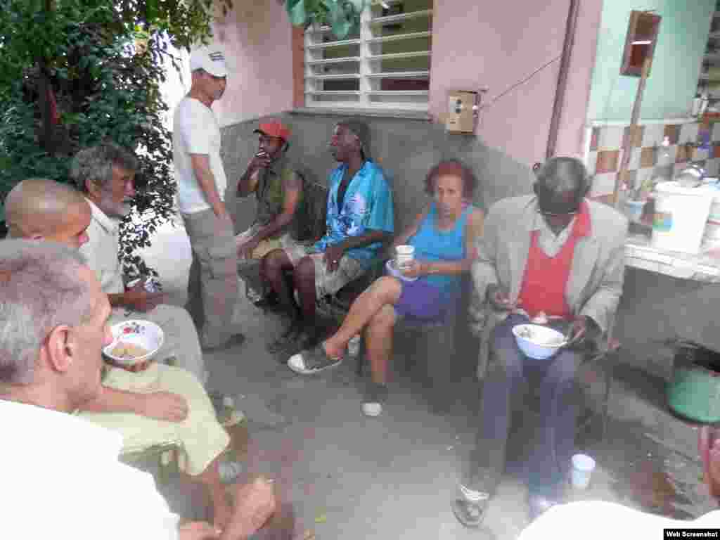 Desamparados en Colón reciben ayuda de exiliados y activistas que se han unido enel  proyecto Lanza Flores para ofrecer un almuerzo semanal a los desamparados de la localidad.