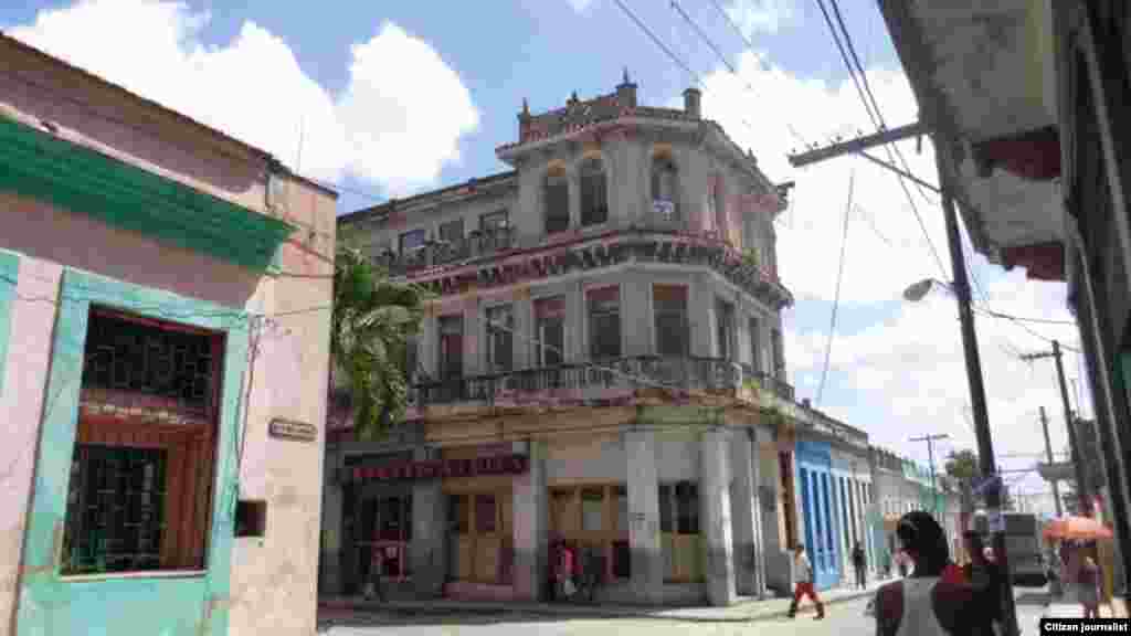 Edificio  en la calle Máximo Gómez esquina a Pepe Antonio, en el capitalino municipio de Guanabacoa.