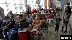 Foto archivo. Cubanos esperan abordar un vuelo a La Habana en el aeropuerto Sheremetyevo de Moscú. REUTERS/Alexander Demianchuk