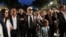El director creativo de Chanel, Karl Lagerfeld (c), tras concluir el primer desfile de la casa de moda.