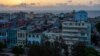 Vista aérea de La Habana, Cuba, al atardecer, en medio de un apagón.