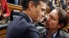Pedro Sánchez saluda a Pablo Iglesias, jefe de la coalición Unidas Podemos. Photo by PIERRE-PHILIPPE MARCOU / AFP