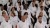 Un grupo de médicos extranjeros participa en un entrenamiento del programa Más Médicos en la Universidad de Brasilia.