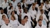 Un grupo de médicos extranjeros participa en un entrenamiento en la Universidad de Brasilia del programa Más Médicos.