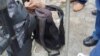 La mochila cargada de dinero que le ocuparon a cuatro funcionarios de la Embajada cubana en Bolivia, en una foto sacada de un mensaje de Twitter.
