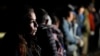 Una cubana espera ser procesada tras cruzar la frontera entre México y EEUU, el viernes 6 de enero, cerca de Yuma, Arizona(AP/Gregory Bull)