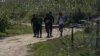 Los solicitantes de asilo cubanos se dirigen a un área donde se entregarán a los agentes de la Patrulla Fronteriza en Eagle Pass, Texas, el 20 de diciembre de 2022. -