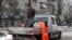 Trabajadores municipales desmantelan un busto del escritor ruso Alexander Pushkin, el viernes 16 de diciembre de 2022, en Dnipro, Ucrania.