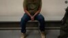 Un inmigrante aguarda a ser procesado en un centro de detención migratorio en Los Ángeles. (AP Foto/Damian Dovarganes, File)