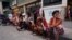 Un grupo de personas espera en una cola para comprar alimentos en una tienda de La Habana. (REUTERS/Alexandre Meneghini/Archivo)