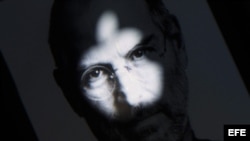 Una fotografía del cofundador de Apple, Steven Jobs, ilustra la página de inicio de la web apple.com, en una captura realizada en un teléfono móvil iPhone, en Múnich (Alemania).