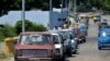 Larga cola para comprar combustible en La Habana. (Yamil Lage/AFP).