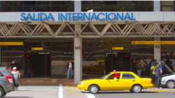 Retienen a cubanos en aeropuerto de Quito Retienen a cubanos en aeropuerto de Quito