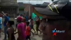 Cubanos en Turbo marchan hasta la oficina de Inmigración Cubanos en Turbo marchan hasta la oficina de Inmigración
