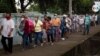Cientos de nicaragüenses acuden a vacunarse contra el COVID-19. Foto Houston Castillo, VOA.