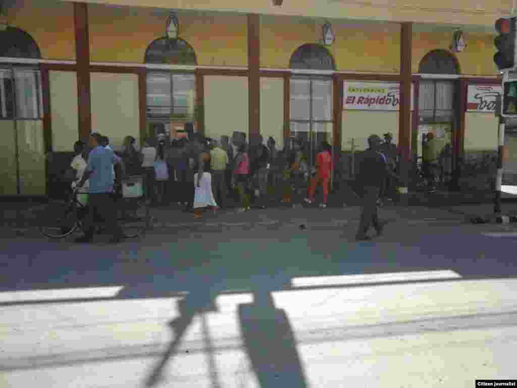 Una cola  en el mercado del complejo recaudador de divisas, conformado por mercado y cafetería ”El Orbe” ubicado en la calle Los Maceos esquina Flor Crombet del barrio centro en el municipio cabecera de Guantánamo.