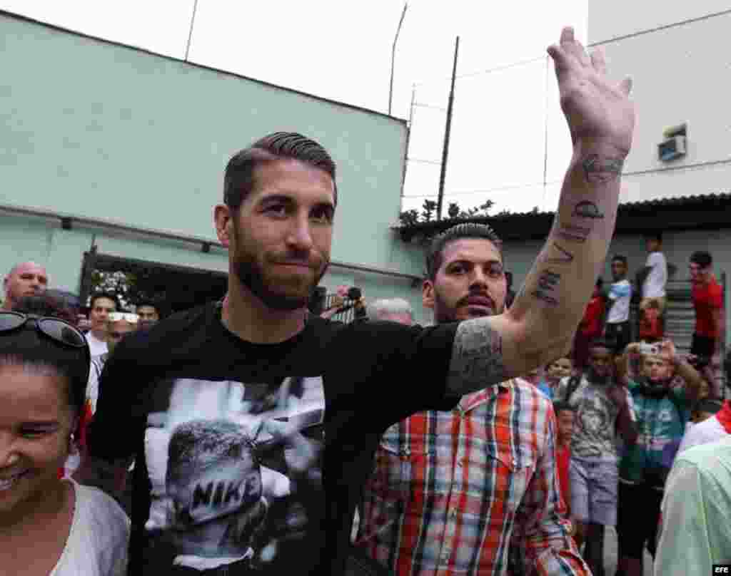 Sergio Ramos, uno de los mejores jugadores del Real Madrid, se despide de los niños y adolescentes con los que compartió en una escuela habanera.  