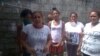 Arianna López Roque junto a las otras manifestantes.