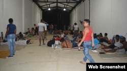 Migrantes cubanos en una bodega de Turbo que les sirve de albergue.