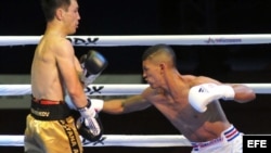 El boxeador del equipo cubano Domadores, Marcos Forestal (d), se enfrenta a Bagdad Alimbekov (Kazajistán).