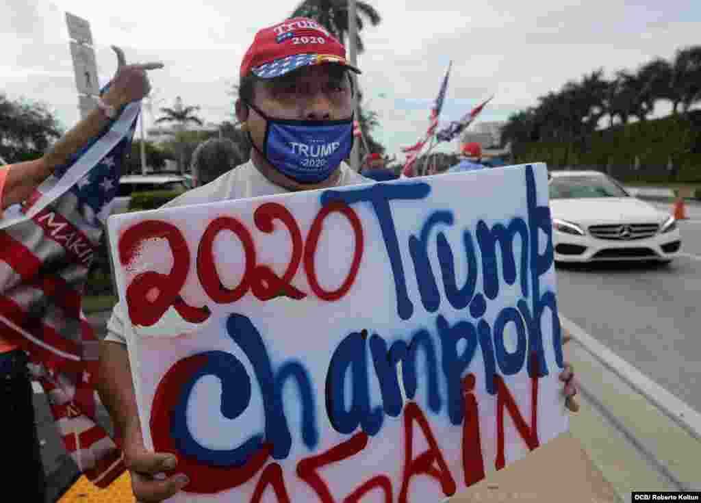 El nicaragüense Denis Pérez junto a otros exiliados brinda su apoyo al presidente Trump durante su visita este viernes a la ciudad del Doral