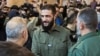 El alto comandante rebelde Abu Mohammed al-Golani saluda a un hombre en la mezquita Ummayad en Damasco