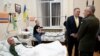 Pompeo durante su visita a Ucrania en enero 2020 visita a soldados heridos.