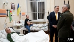 Pompeo durante su visita a Ucrania en enero 2020 visita a soldados heridos.
