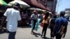 Vendedores y kioscos en Stabroek Market, el mercado más concurrido de Georgetown, Guyana.