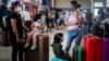Viajeros esperan sus vuelos de regreso a casa en el Aeropuerto Internacional José Martí de La Habana.