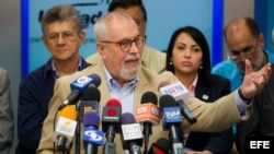 El secretario ejecutivo de la opositora Mesa de la Unidad Democrática (MUD), Ramón Guillermo Aveledo (c), habla durante una rueda de prensa
