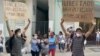 Luis Robles, manifestándose pacíficamente en Centro Habana poco antes de ser arrestado por la policía política cubana