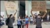 Luis Robles, manifestándose pacíficamente en Centro Habana poco antes de ser arrestado por la policía política.