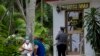 Personas esperan afuera de una oficina de la Western Union en La Habana.