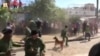 "Boinas negras" enfrentan a vecinos cuando aparentemente trataban de evitar que se llevaran al presunto violador de una niña de ocho años.