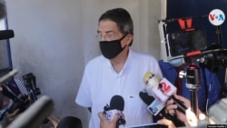 Sergio Ramírez, escritor nicaraguense, al salir de la fiscalía a principios de junio de 2021. Foto Houston Castillo, VOA.