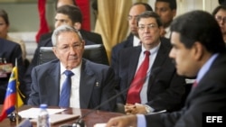 Raúl Castro junto a Nicolás Maduro en la Cumbre del Alba, en Caracas, Venezuela.