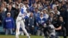 Freddie Freeman, de los Dodgers de Los Ángeles, conecta un jonrón para dejar en el terreno a los Yankees de Nueva York durante la décima entrada del primer juego de la Serie Mundial, el viernes 25 de octubre de 2024, en Los Ángeles. (Foto AP/Mark J. Terrill)