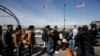 Un grupo de migrantes cubanos espera en el Puente Paso del Norte de Ciudad Juárez para solicitar asilo a las autoridades de EEUU el 1 de abril de 2019.