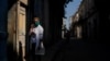 Una doctora espera en a entrada de una vivienda para chequear posibles casos de COVID-19. REUTERS/Alexandre Meneghini