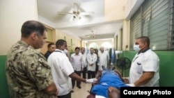 Personal de buque hospital estadounidense visita misión médica cubana en Haití