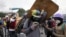Manifestantes se enfrentan con las fuerzas de seguridad durante una protesta en Caracas.