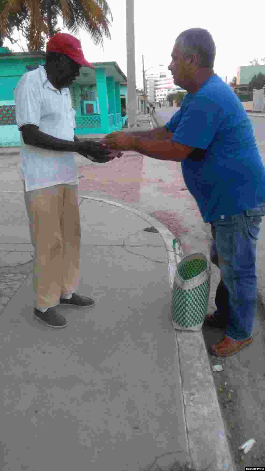 Colaboradores del Proyecto Capitán Tondique en la calles ofreciendo alimentos a los necesitados