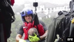 Captura de vídeo que muestra a personal de la guardia costera de Houston mientras realiza labores de búsqueda y rescate de residentes de áreas inundadas tras el huracán Harvey.
