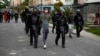 La policía antidisturbios recorre las calles luego de una manifestación contra el gobierno de Miguel Díaz-Canel en La Güinera, en el municipio de Arroyo Naranjo, La Habana el 12 de julio de 2021.