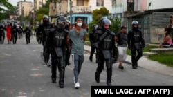 La policía antidisturbios recorre las calles luego de una manifestación contra el gobierno de Miguel Díaz-Canel en el municipio de Arroyo Naranjo, La Habana el 12 de julio de 2021.