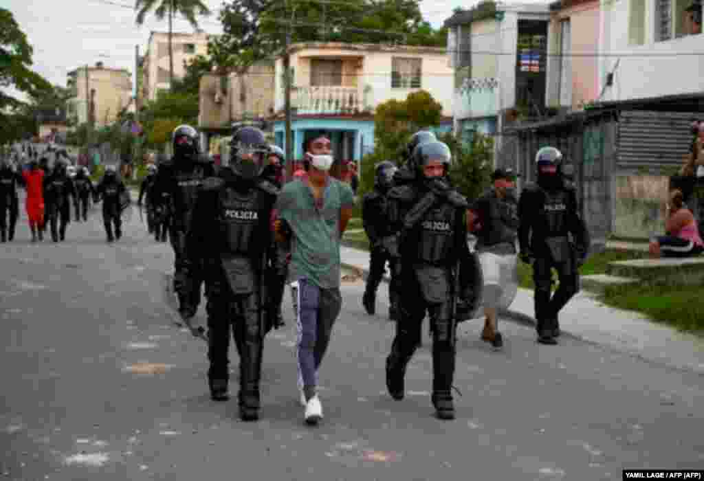 La policía antidisturbios recorre las calles luego de una manifestación contra el gobierno de Miguel Díaz-Canel en el municipio de Arroyo Naranjo, La Habana el 12 de julio de 2021.
