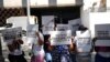 Personas con familiares detenidos protestan frente a la Fiscalía General de la República en Caracas, Venezuela, el miércoles 30 de octubre de 2024. (Foto AP/Ariana Cubillos)