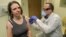 Jennifer Haller, la primera voluntaria que recibió una inyección de la vacuna experimental contra el coronavirus, en una imagen tomada de un mensaje de Associated Press en Twitter.