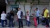 Cubanos en una cola para comprar divisas en La Habana el 1 de agosto de 2023. REUTERS/Alexandre Meneghini